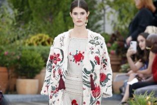 Цветочные принты и бахрома в коллекции Oscar de la Renta сезона весна-лето 2019