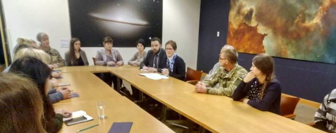 Посол США встретилась с семьями пленных украинских моряков