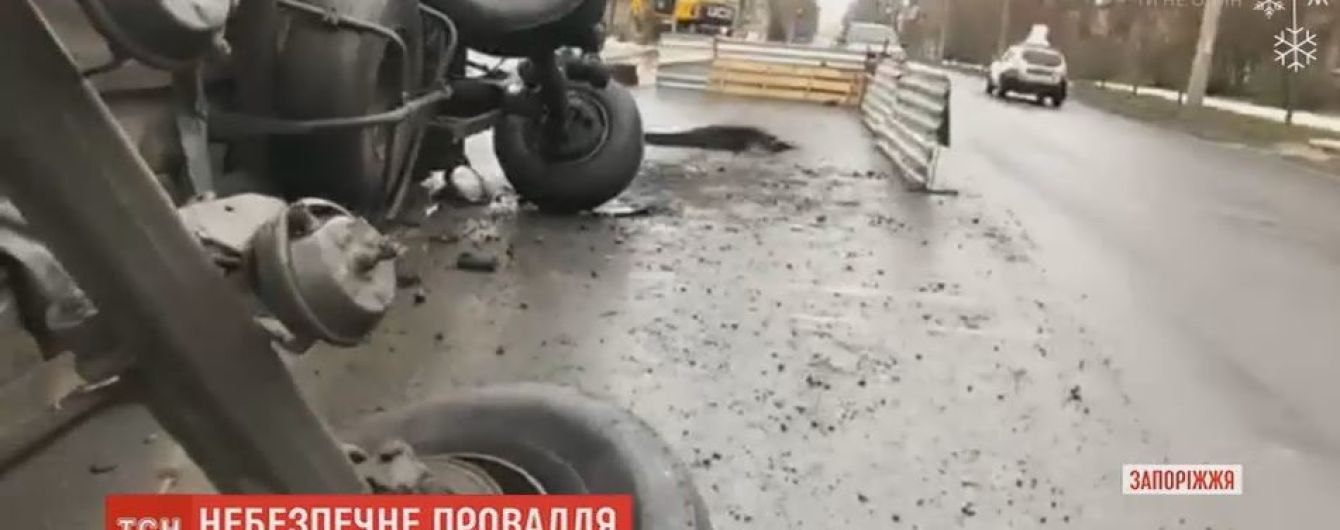 Фура провалилася під землю просто під час руху у Запоріжжі