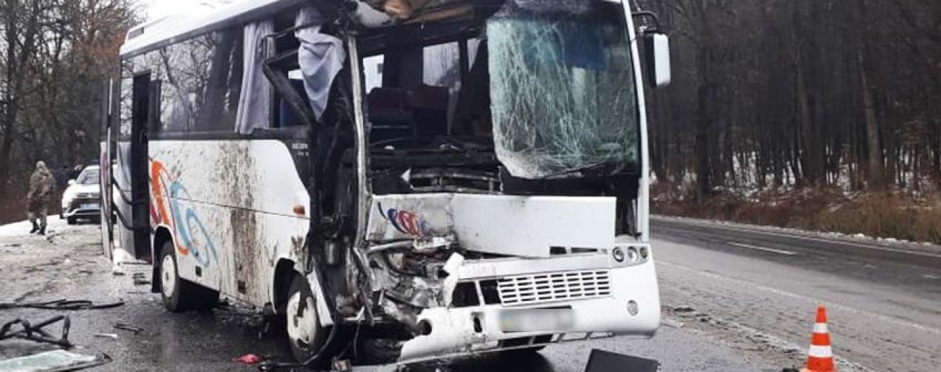 Під Хмельницьким автобус з пасажирами врізався у вантажівку
