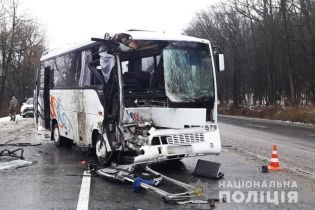 Під Хмельницьким автобус з пасажирами врізався у вантажівку