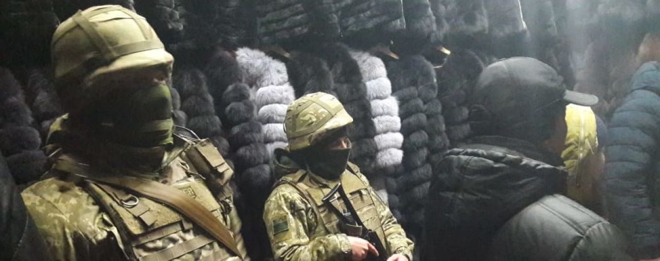 У Харкові на ринку Барабашова під час обшуків вилучили 300 хутряних шуб