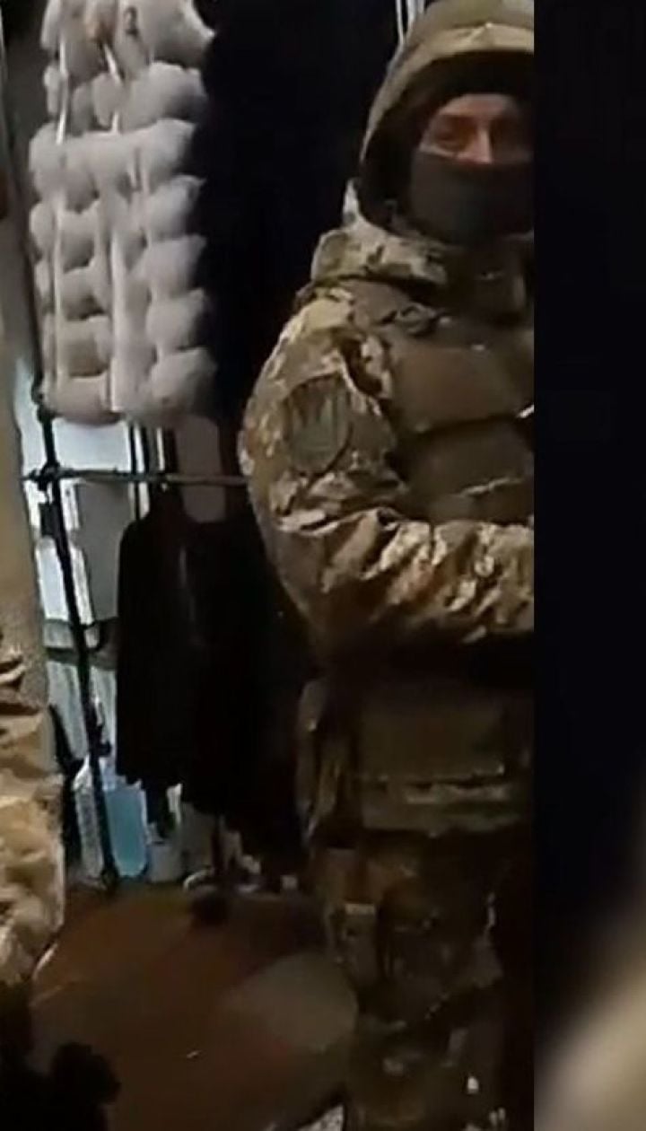 На ринку "Барабашово" під час обшуків вилучили хутряні шуби вартістю понад 2 мільйони гривень
