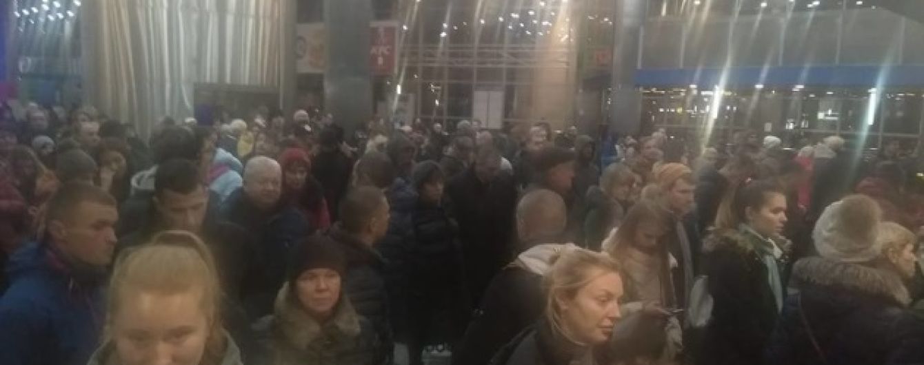 Билетный ажиотаж. В Киеве на ж/д вокзале образовались огромные очереди из желающих уехать на праздники