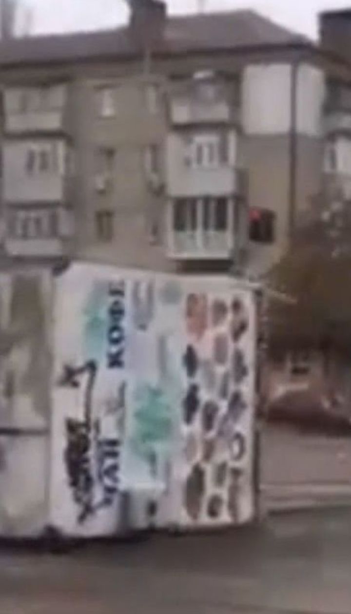В Николаеве из грузовика во время движения выпал киоск