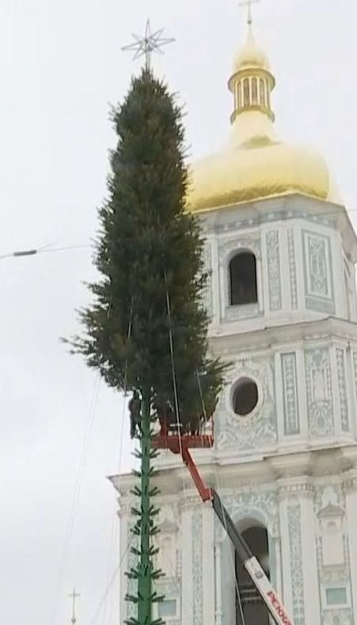 У Києві почали встановлювати святкові ялинки
