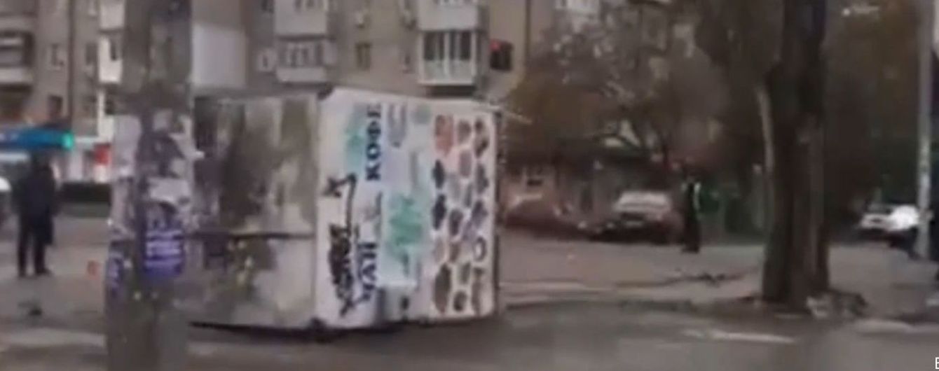 В Николаеве на оживленном перекрестке с грузовика упал киоск