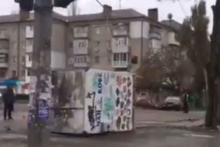 В Николаеве на оживленном перекрестке с грузовика упал киоск