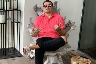 Усик у рожевих штанях енергійно станцював на пляжі Балі