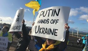 "Путин, руки прочь от Украины". В США устроили антироссийскую акцию с требованием освободить моряков