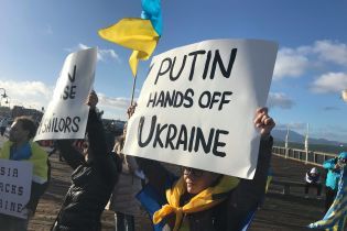 "Путін, геть руки від України". У США влаштували антиросійську акцію з вимогою звільнити моряків