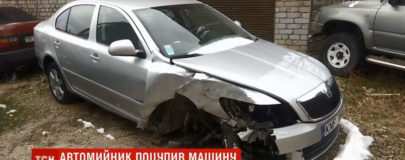 В Николаеве автомойщик напился и на машине клиента въехал в электроопору