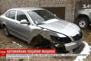 В Николаеве автомойщик напился и на машине клиента въехал в электроопору