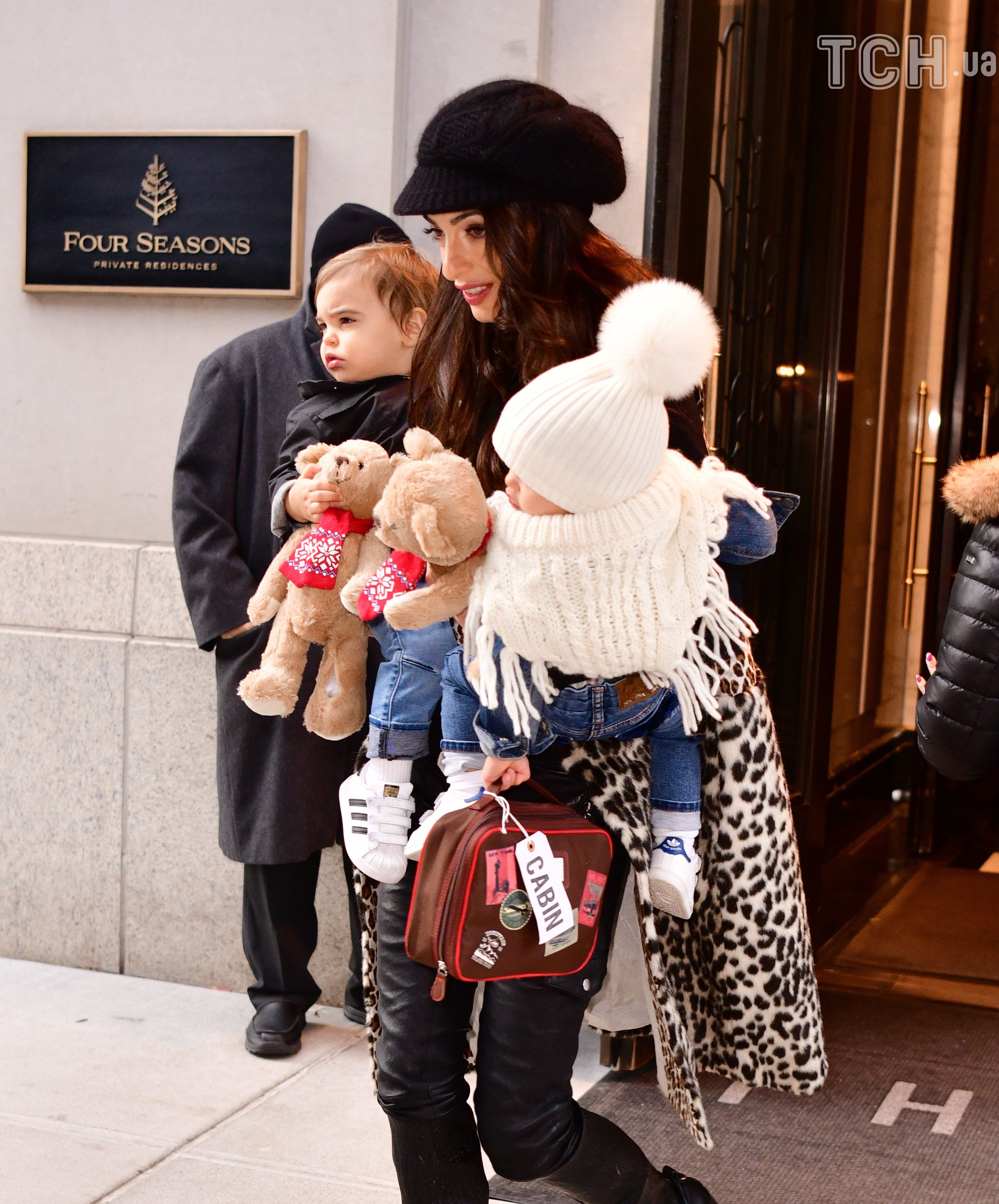   Amal Clooney with children_3 