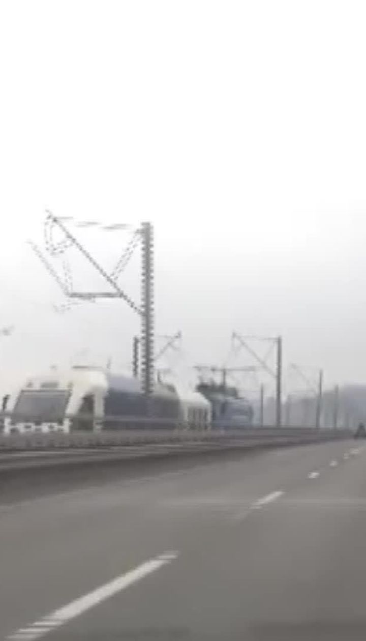 Экспресс Киев-Борисполь движется на прицепе