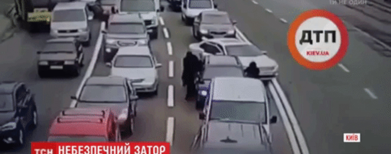 Пограбування у заторі: в Києві злодії за 10 секунд витягли з авто рюкзак із $ 15 тисячами
