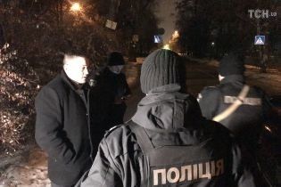 Підозрюваний-втікач серед ночі приїхав до Голосіївського суду і зателефонував поліції