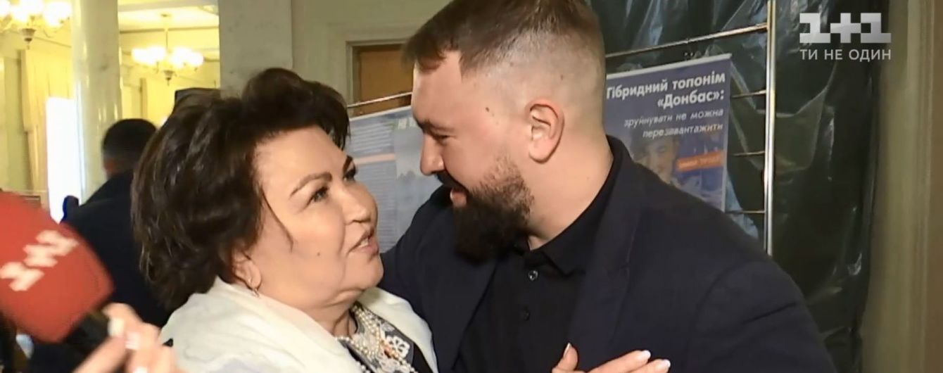 Объятия по-служебному: кто, с кем и зачем обнимается в Верховной Раде