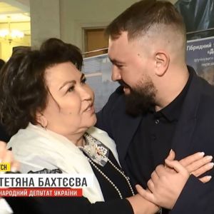 Обійми по-службовому: хто, з ким і чому обіймається у Верховній Раді
