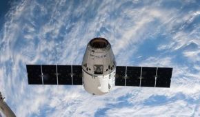 Модуль Dragon провел стыковку c МКС после маневрирования и проблем со связью