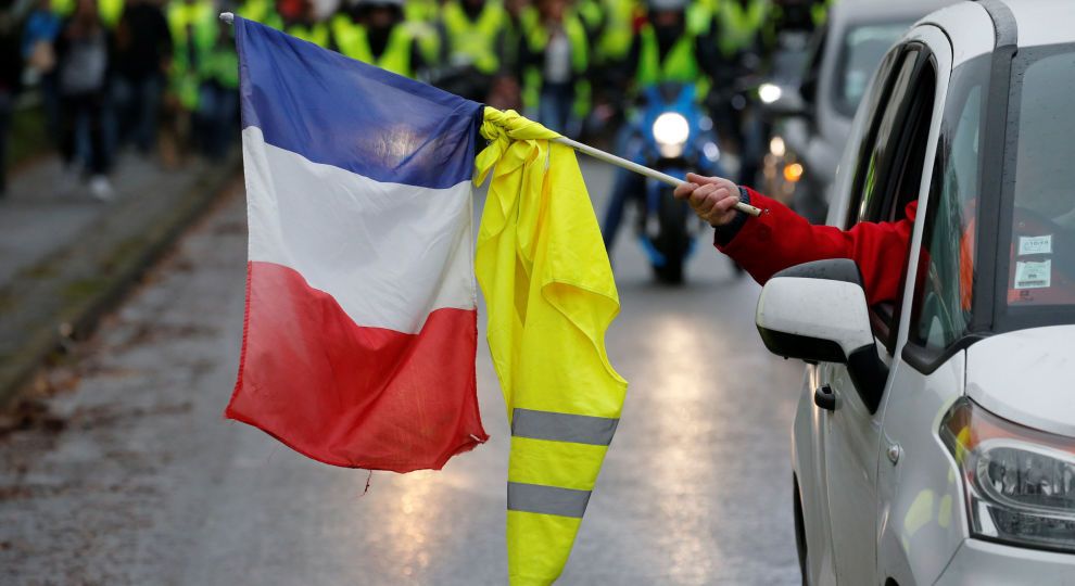 Вищі зарплати та менше податків. Макрон пообіцяв зміни через протести "жовтих жилетів"