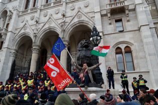 Массовые протесты всколыхнули Венгрию из-за нового "рабского закона"