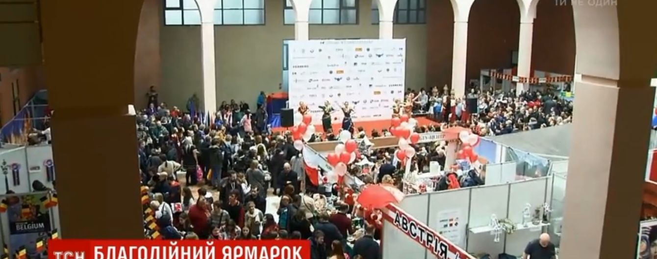 Джинсы по 100 грн и фото с Сантой: в Киеве жены дипломатов устроили благотворительную ярмарку