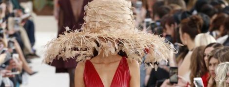 Величезні капелюхи і босоніжки з пір'ям: колекція Valentino сезону весна-літо 2019