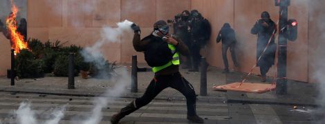 Хвиля арештів: поліція затримала вже понад півтори тисячі протестувальників у всій Франції