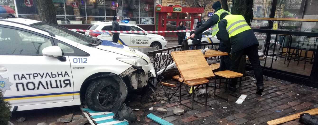 В центре Киева полицейский автомобиль вылетел на тротуар и сбил пешехода