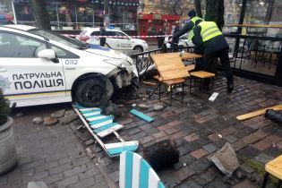 В центре Киева полицейский автомобиль вылетел на тротуар и сбил пешехода