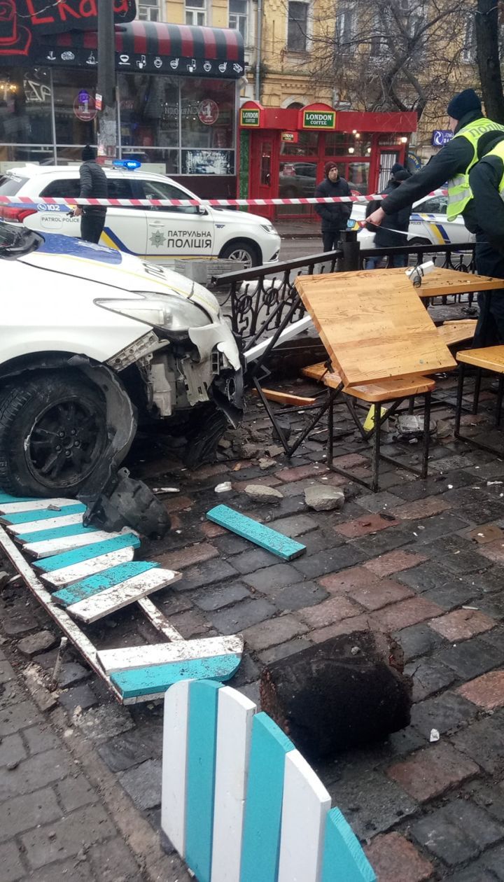 В центре Киева полицейский автомобиль вылетел на тротуар и сбил пешехода