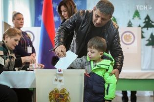 Перші підсумки виборів у Вірменії: лідирує блок Пашиняна, колишня партія влади не потрапляє до парламенту