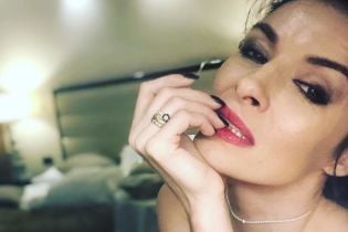 В нижнем белье и с насыщенным макияжем: Надя Мейхер поделилась откровенным селфи