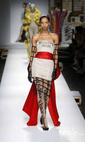 Вишукані силуети і колготки зі штрихуванням: колекція Moschino сезону весна-літо 2019