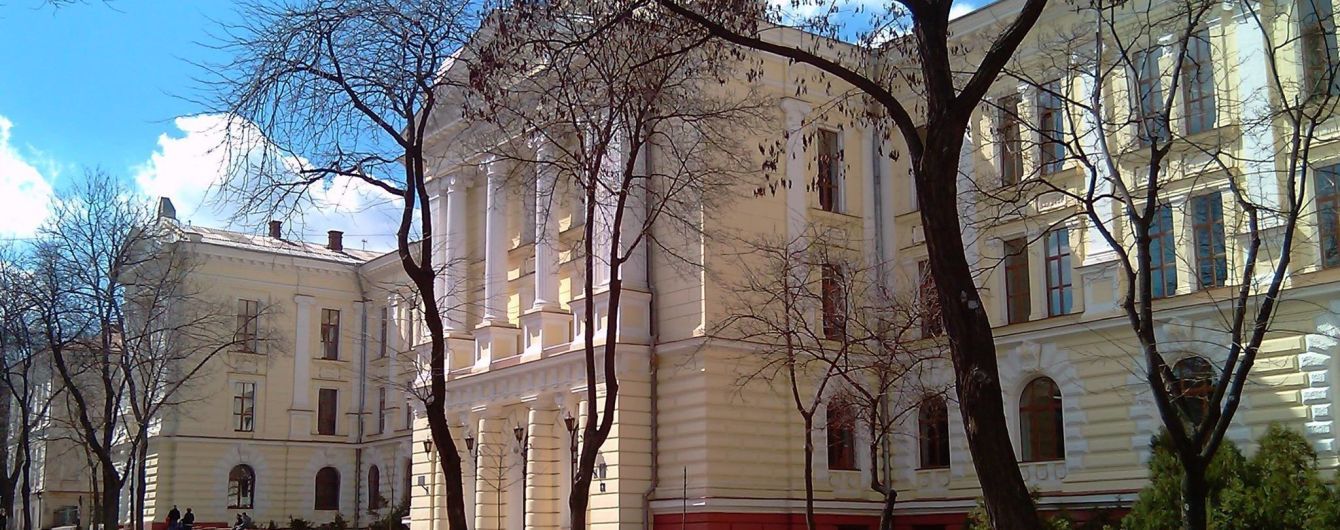 Скандал вокруг Одесского медуниверситета: под зданием снова произошли столкновения