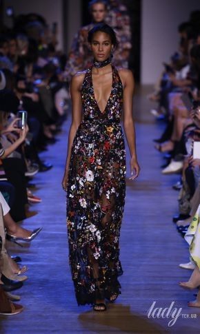 Глибокі вирізи і ажурні тканини в колекції Elie Saab сезону весна-літо 2019