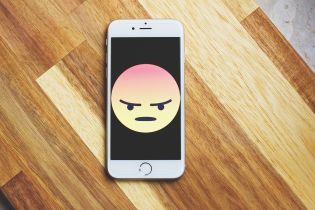 Сотни посторонних людей прослушивали чужие голосовые сообщения из Facebook