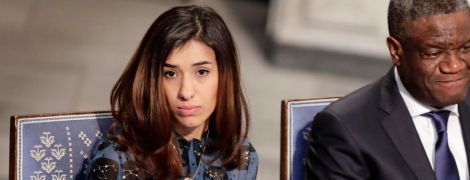У сукні з принтом сузір'їв: Надя Мурад у красивому образі отримала Нобелівську премію