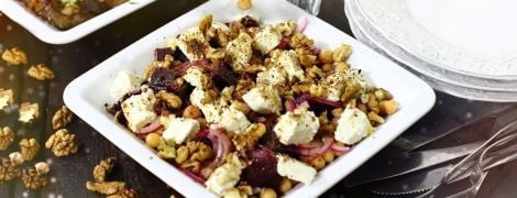 Салат из свеклы и нута с козьим сыром