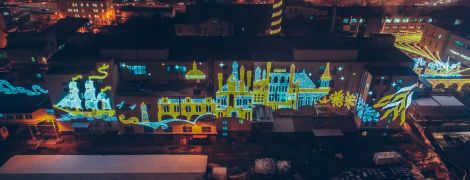 Знімки різдвяного освітлення фабики Roshen та відчайдушний стрибок 102-річної парашутистки. Тренди Мережі
