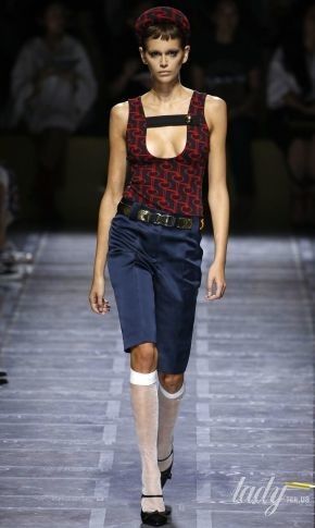 Очень рискованные декольте в коллекции Prada сезона весна-лето 2019