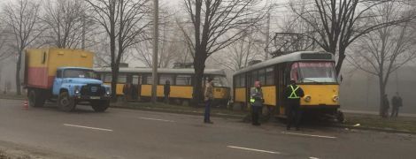 У Дніпрі трамвай злетів з рейок на проїжджу частину