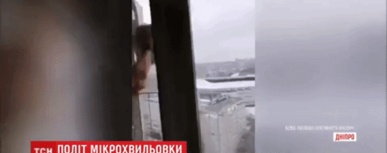 На головы людей: в Днепре группа молодчиков выбросила с 24-го этажа микроволновку