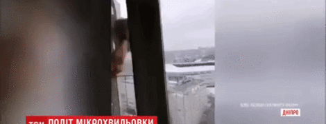 На головы людей: в Днепре группа молодчиков выбросила с 24-го этажа микроволновку