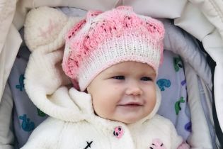 Допоможіть Ніколь зробити свої перші самостійні кроки