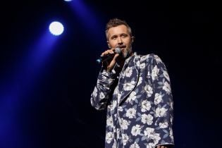 У халаті з квітковим принтом і босоніж: Сергій Бабкін зібрав аншлаг на концерті у Києві
