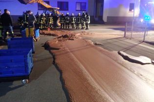 В Германии на дороге лопнула цистерна с шоколадом
