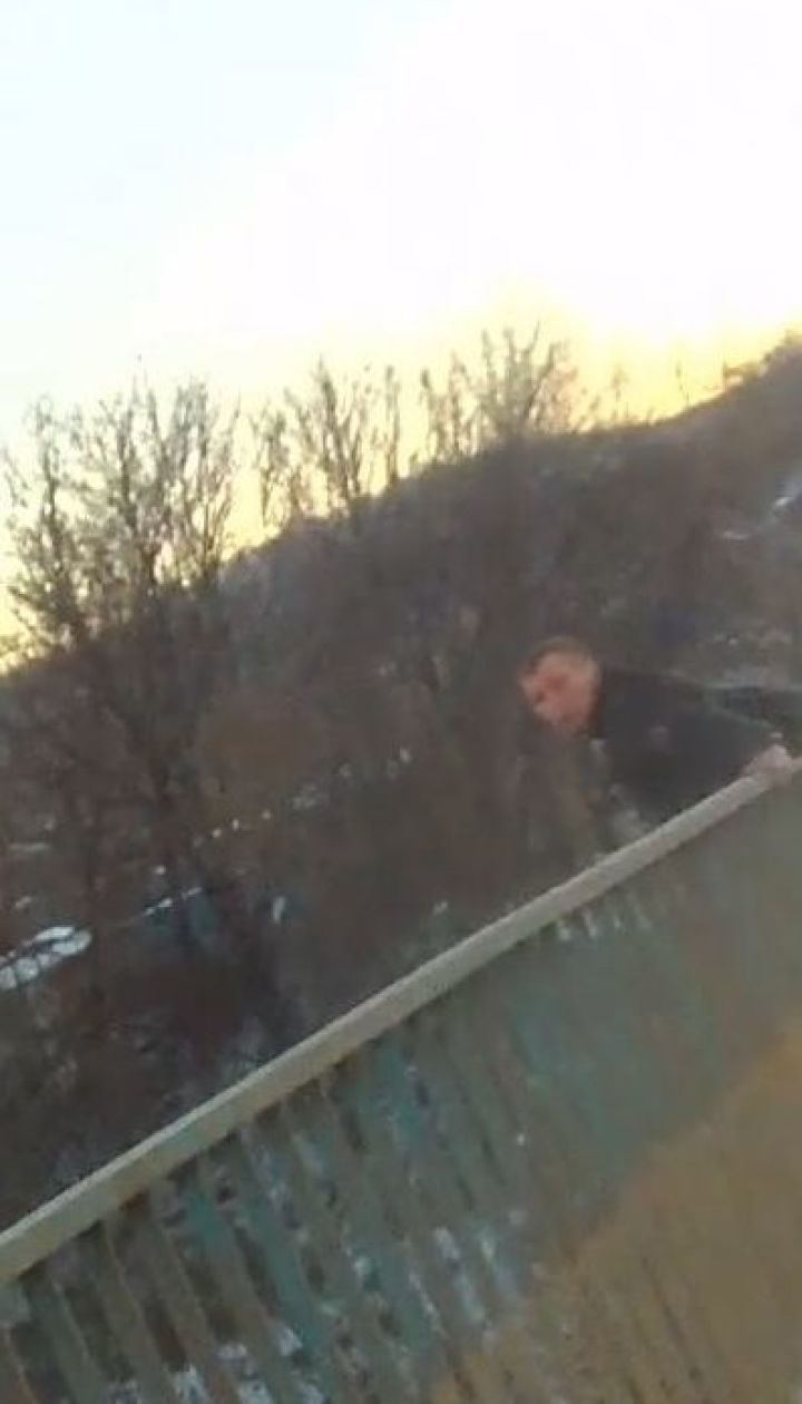 Порятунок самогубці: чернівецькі копи врятували чоловіка, який намагався стрибнути з мосту
