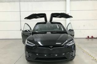 Кроссовер Tesla Model X превратили в броневик